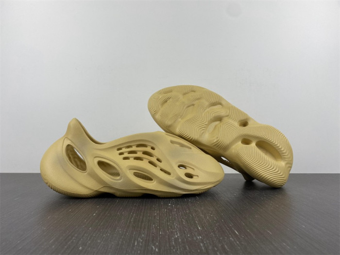 a*d*i*s Y**zy foam rnr desert sand - gv6843