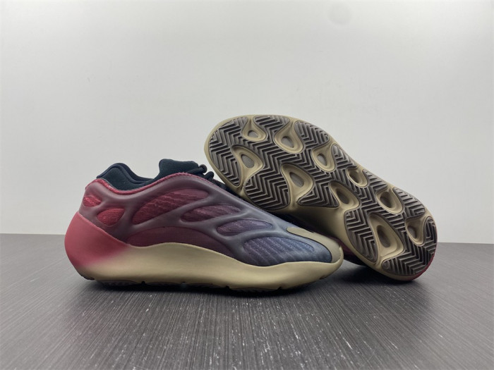 a*d*i*s Y**zy 700 v3 "fade carbon" gw1814