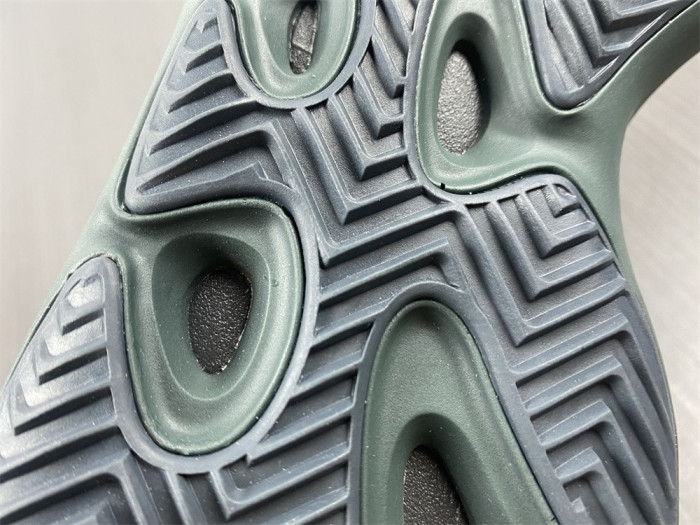 a*d*i*s Y**zy 700 v3 copfad gy4109