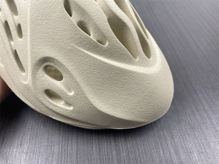 a*d*i*s Y**zy foam rnnr sand fy4567