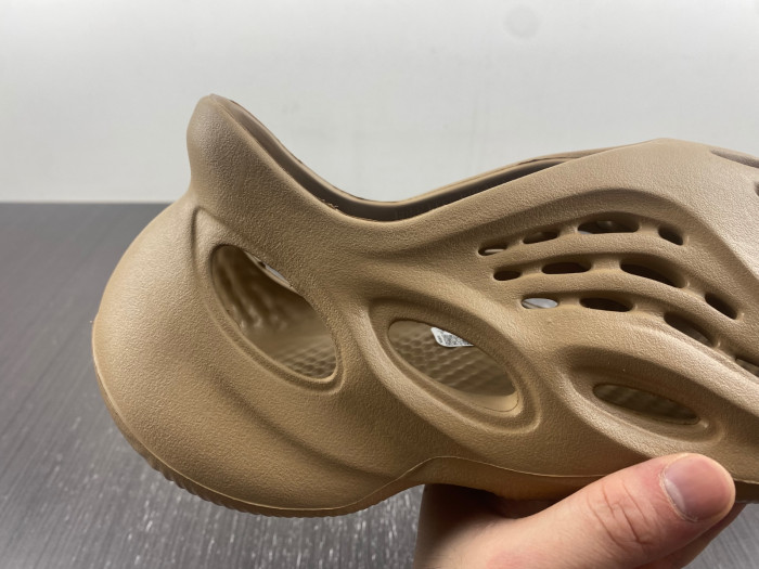 Y**zy foam runner