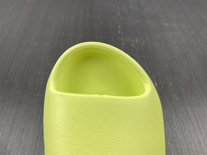 a*d*i*s Y**zy slide glow green (2022) hq6447