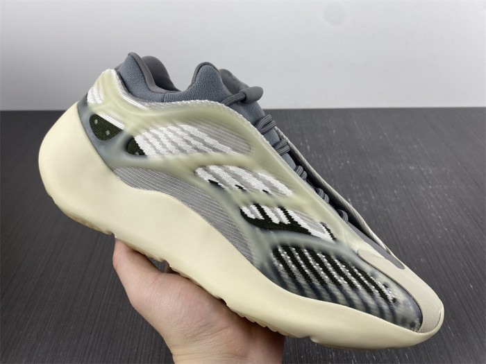 a*d*i*s Y**zy 700 v3 fade salt id1674