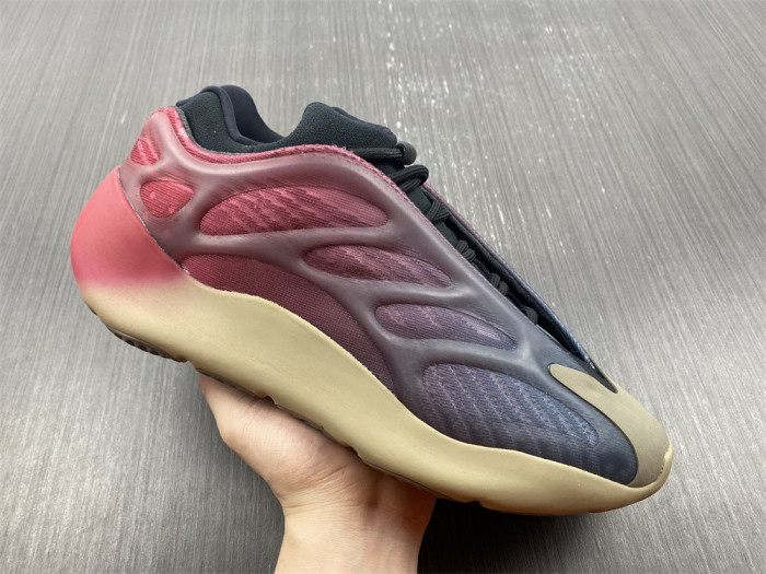 a*d*i*s Y**zy 700 v3 "fade carbon" gw1814