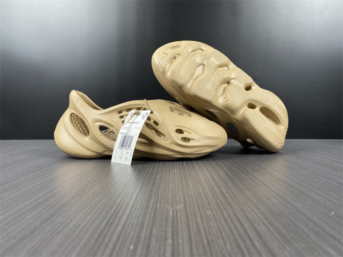 a*d*i*s Y**zy foam runner 