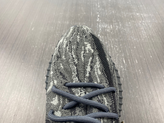 a*d*i*s Y**zy boost 350v2 dark salt id4811
