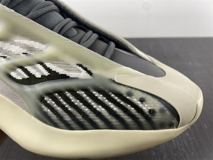 a*d*i*s Y**zy 700 v3 fade salt id1674