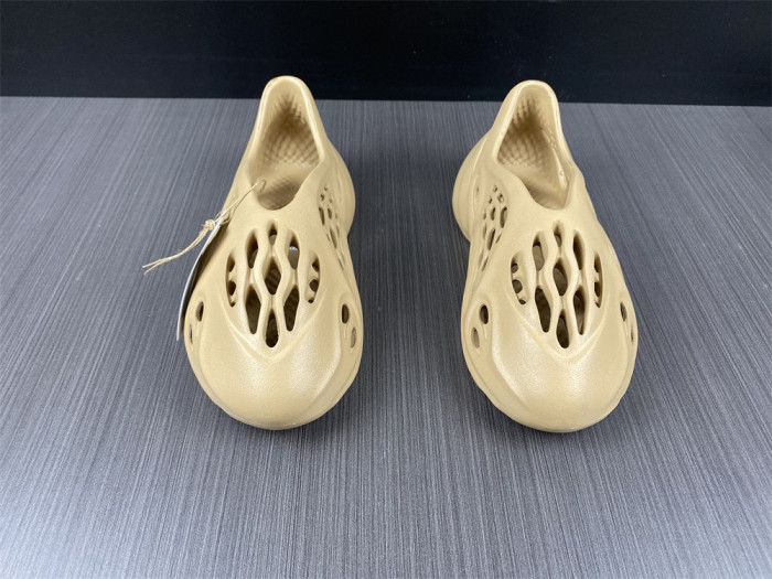 a*d*i*s Y**zy foam runner 