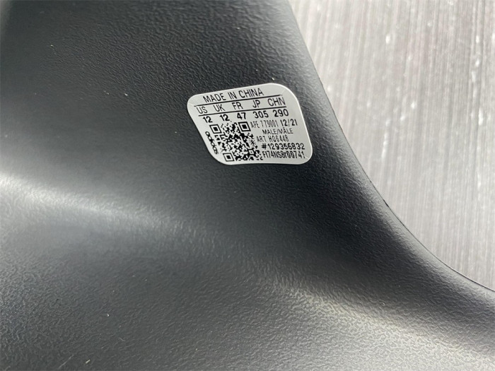 a*d*i*s Y**zy slide black onyx hq6448