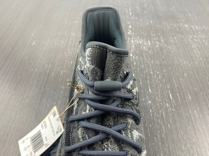 a*d*i*s Y**zy boost 350v2 dark salt id4811