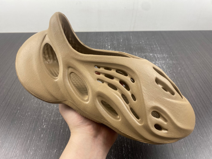 Y**zy foam runner