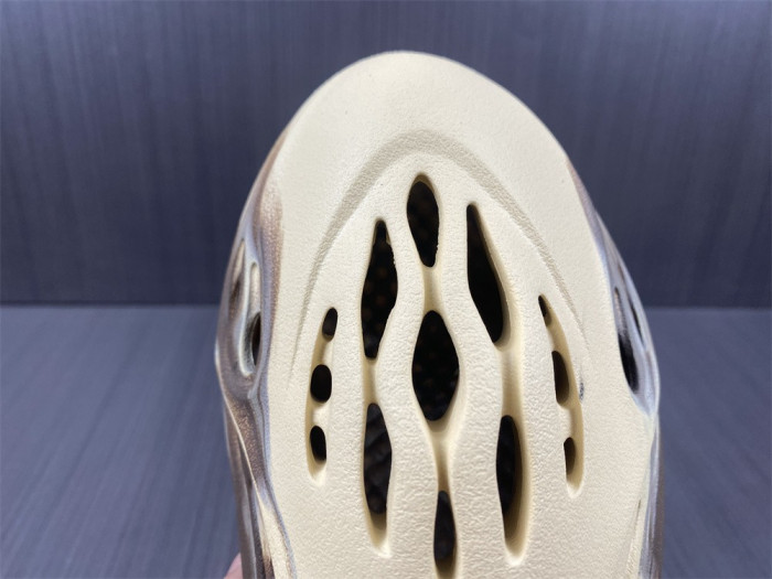 a*d*i*s Y**zy foam rnnr mx cream clay gx8774