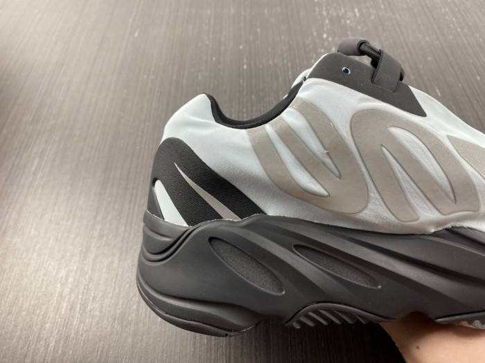 a*d*i*s Y**zy boost 700 mnvn blue tint - gz0711