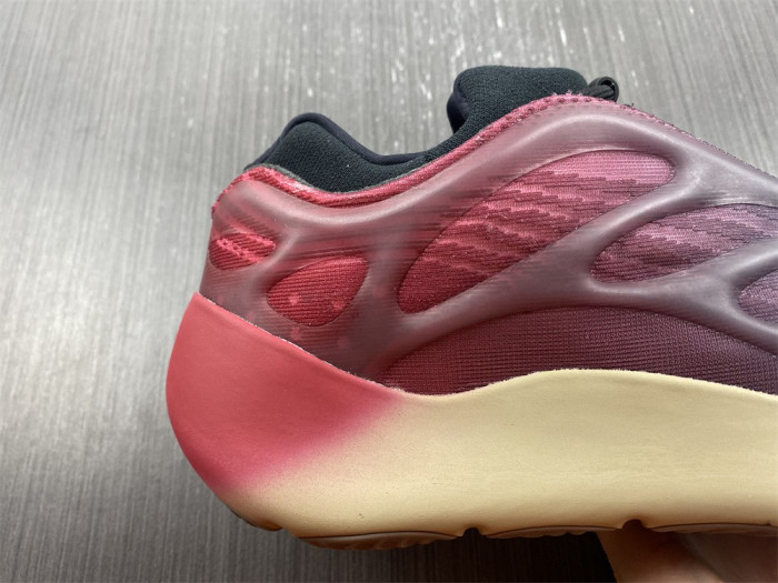 a*d*i*s Y**zy 700 v3 "fade carbon" gw1814