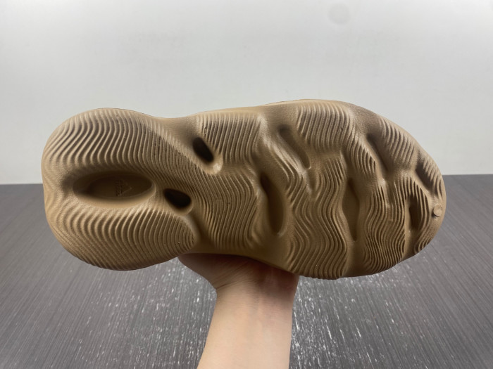 Y**zy foam runner