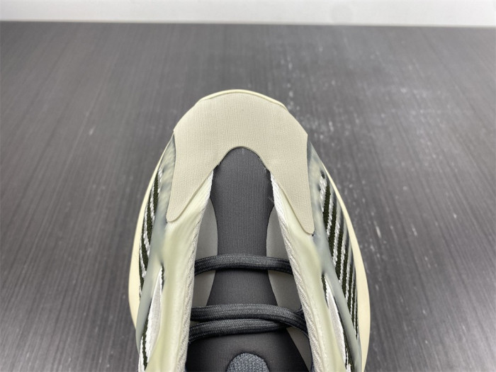 a*d*i*s Y**zy 700 v3 fade salt id1674