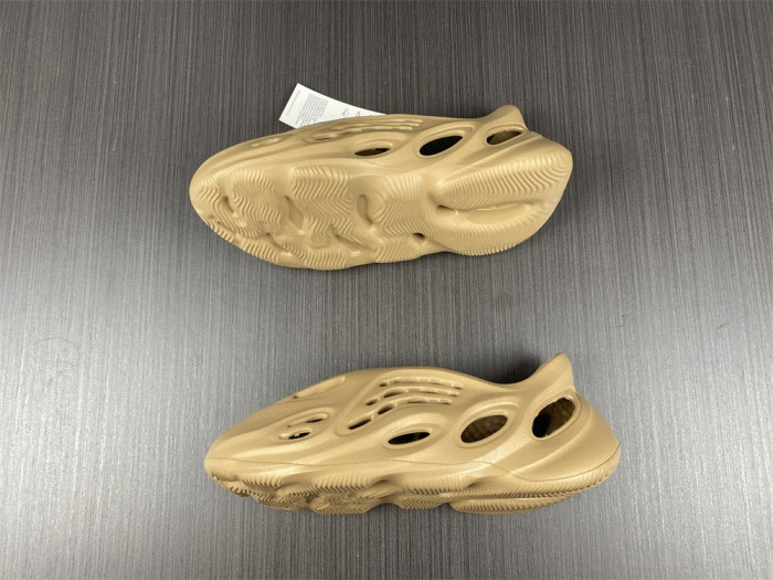 a*d*i*s Y**zy foam runner 