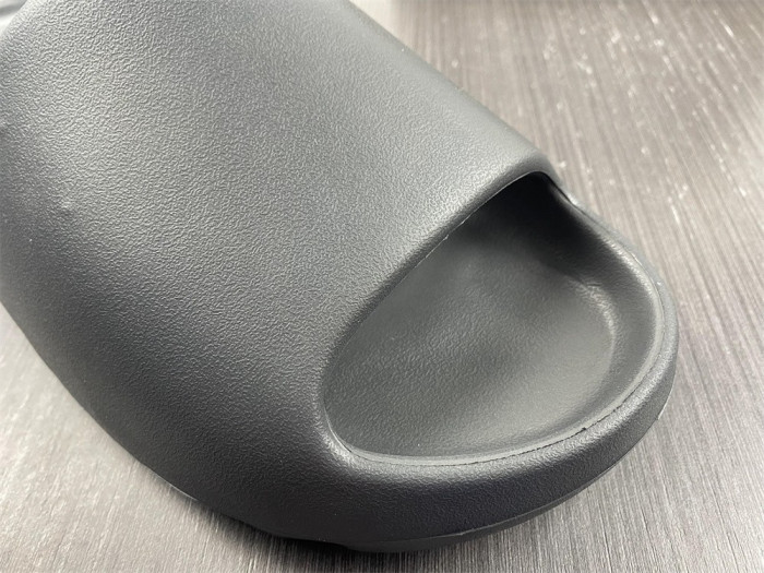 a*d*i*s Y**zy slide black onyx hq6448