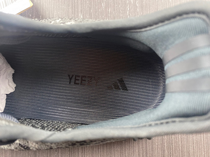 a*d*i*s Y**zy boost 350v2 dark salt id4811