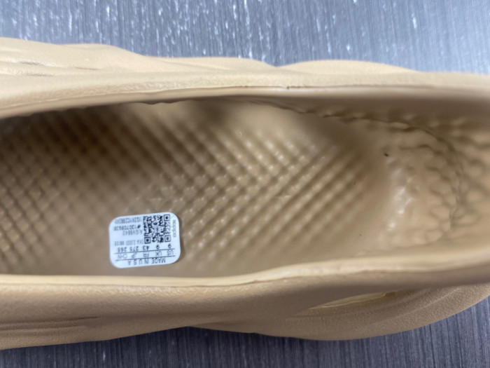 Y**zy foam runner