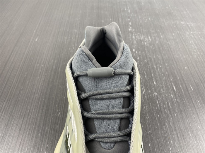 a*d*i*s Y**zy 700 v3 fade salt id1674
