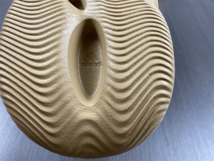 a*d*i*s Y**zy foam runner 