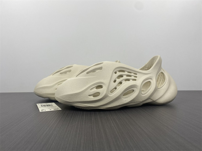 a*d*i*s Y**zy foam rnnr sand fy4567