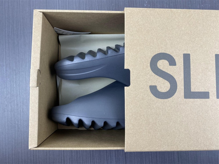 a*d*i*s Y**zy slide black onyx hq6448