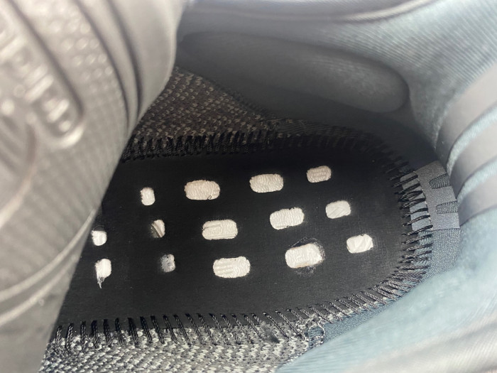 a*d*i*s Y**zy boost 350v2 dark salt id4811