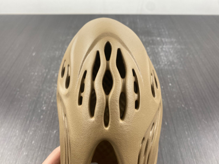 Y**zy foam runner
