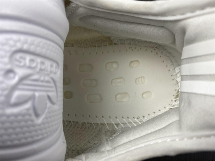 a*d*i*s Y**zy boost 350 v2 hq6316