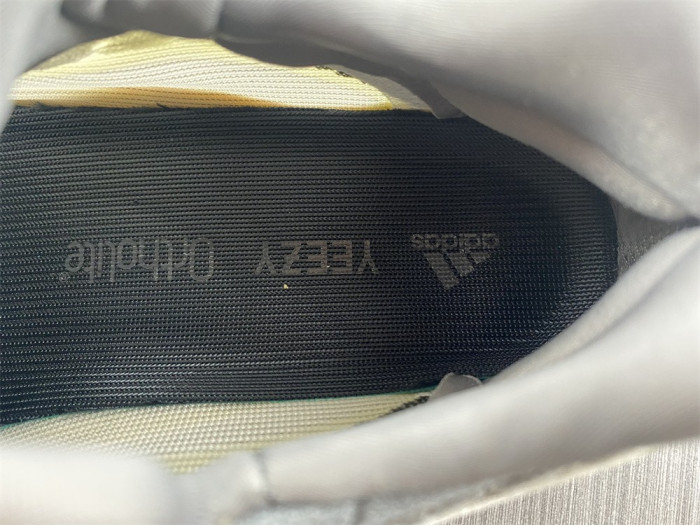 a*d*i*s Y**zy 700 v3 fade salt id1674