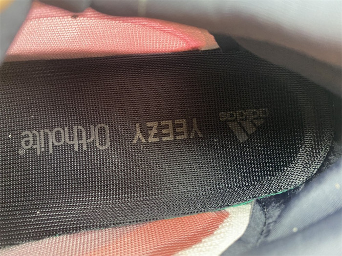 a*d*i*s Y**zy 700 v3 "fade carbon" gw1814