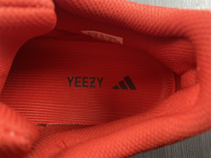 a*d*i*s Y**zy boost 700 hi-res red hq6979