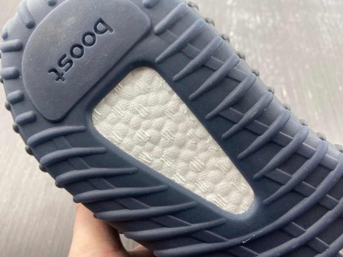 a*d*i*s Y**zy boost 350v2 dark salt id4811