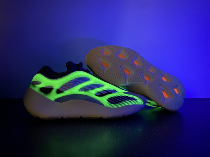 a*d*i*s Y**zy 700 v3 fade salt id1674