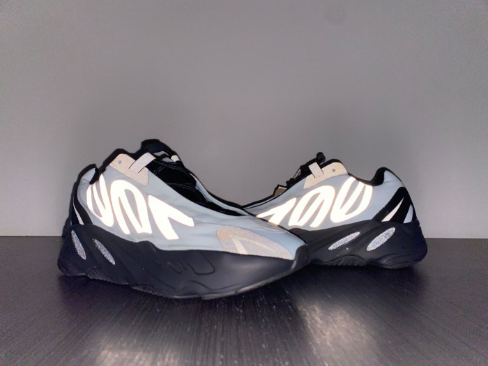 a*d*i*s Y**zy boost 700 mnvn blue tint - gz0711