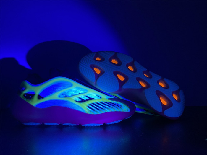 a*d*i*s Y**zy 700 v3 fade salt id1674