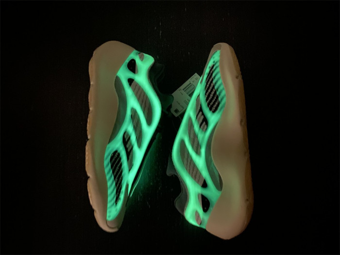 a*d*i*s Y**zy 700 v3 fade salt id1674
