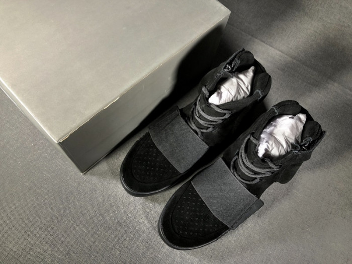 a*d*i*s Y**zy boost 750 triple black bb1839