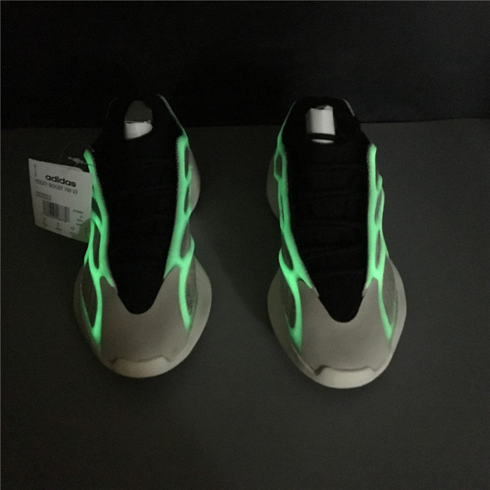a*d*i*s Y**zy foam runner Y**zy boost 700 v3 ”ef9897