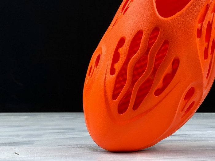 Y**zy foam runner nacarat