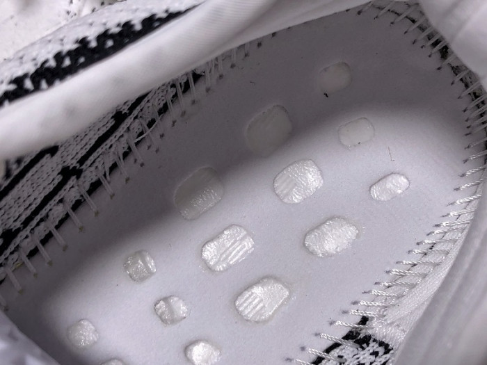 a*d*i*s Y**zy boost 350 v2 zebra black white cp9654