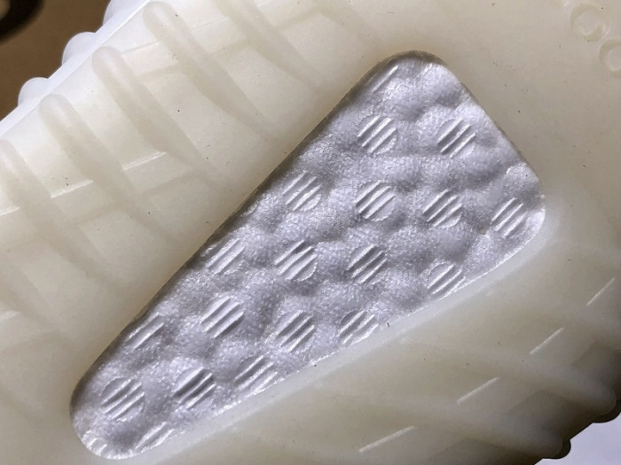 a*d*i*s Y**zy boost 350 v2 cream/triple white cp9366