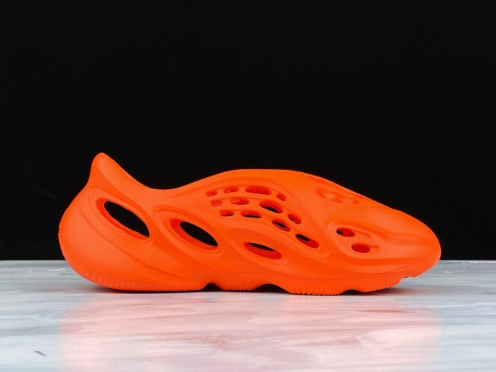 Y**zy foam runner nacarat