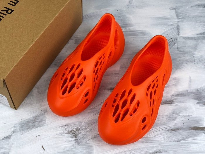 Y**zy foam runner nacarat