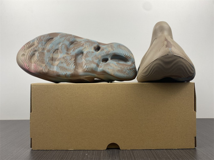 a*d*i*s Y**zy foam runner gy3969