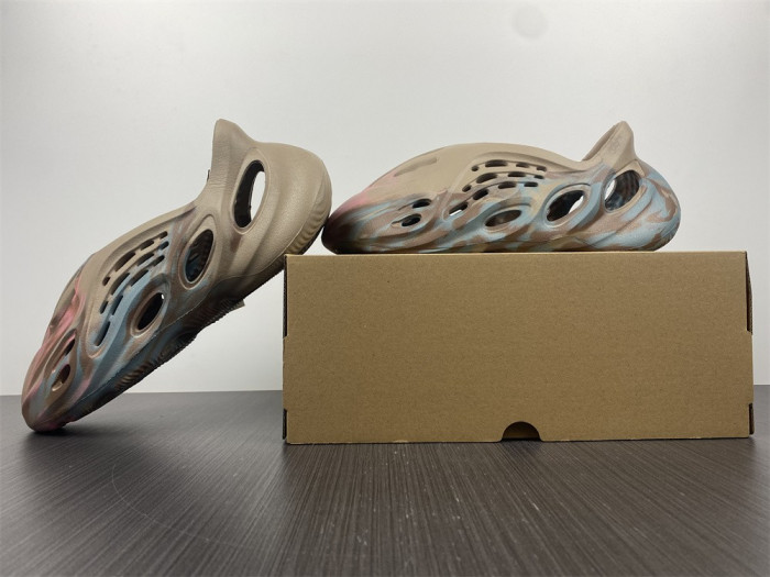 a*d*i*s Y**zy foam runner gy3969