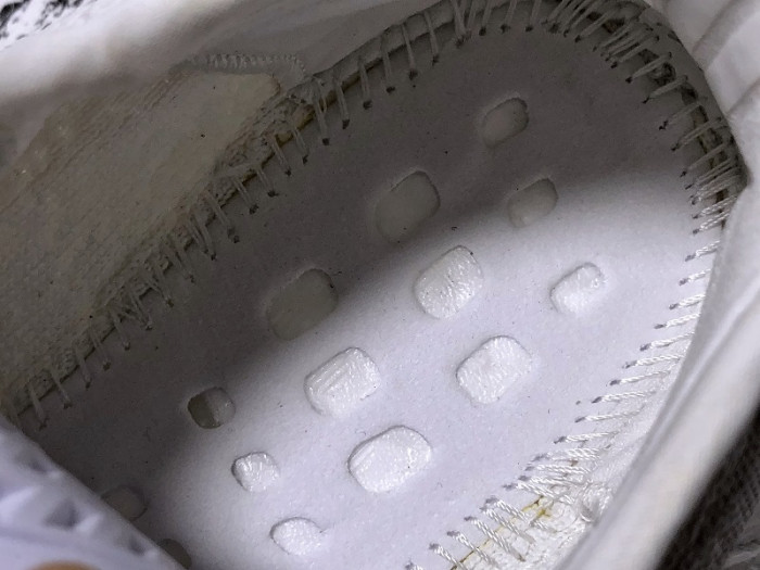 a*d*i*s Y**zy boost 350 v2 cream/triple white cp9366