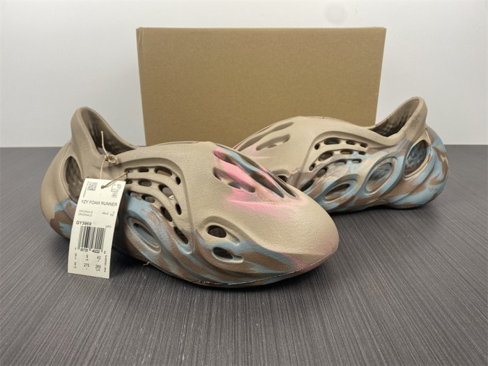 a*d*i*s Y**zy foam runner gy3969